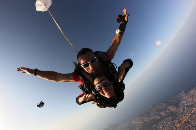  Después de la caída libre se abre el paracaídas 